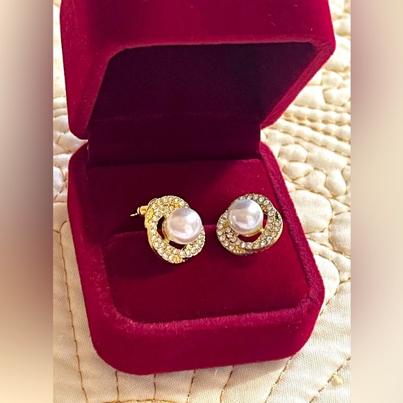 Vintage  Pearl Stud Earrings Simple Ear Jewelry For Women - Picture 1 of 7